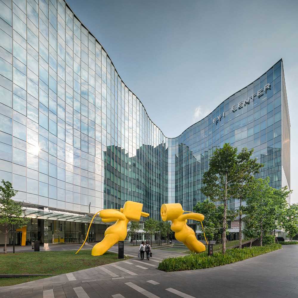 FYI Center en Bangkok. Centro multifuncional de cristal con forma ondulada