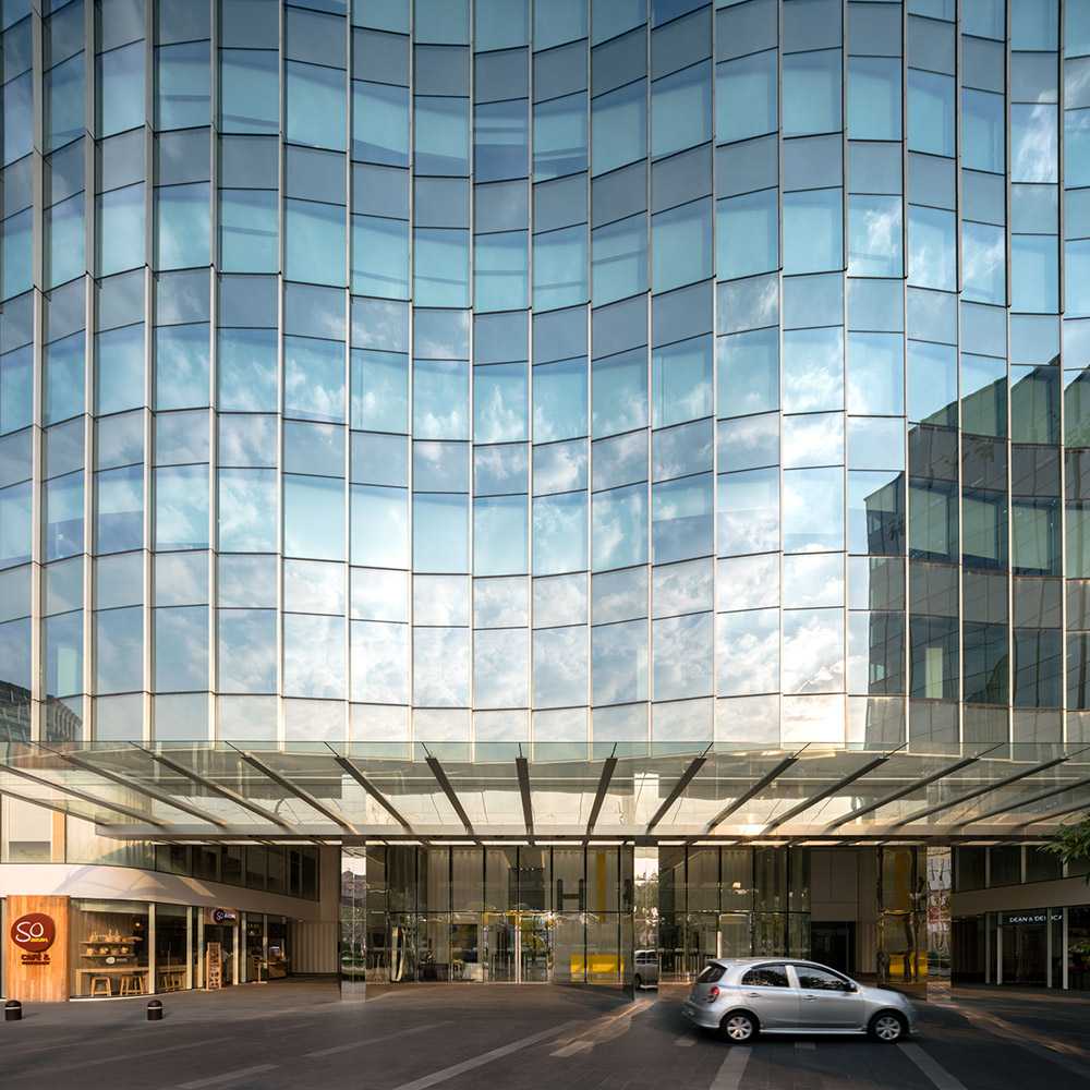 FYI Center en Bangkok. Centro multifuncional de cristal con forma ondulada