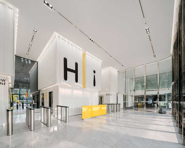 FYI Center in Bangkok. Multifunctional glass center with an undulating shape