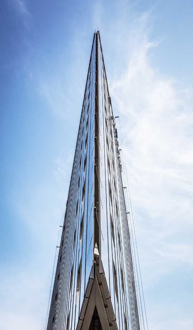 FYI Center in Bangkok. Multifunctional glass center with an undulating shape