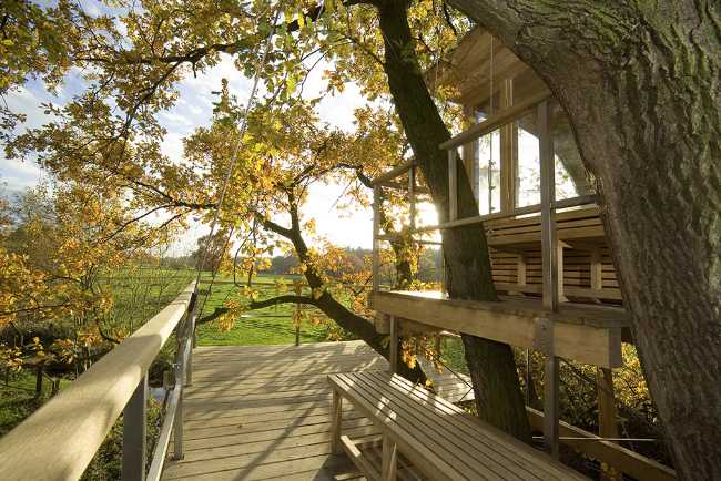 Casa semicircolare tra gli alberi
