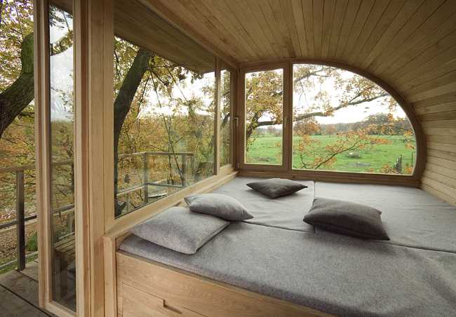 Casa semicircolare tra gli alberi