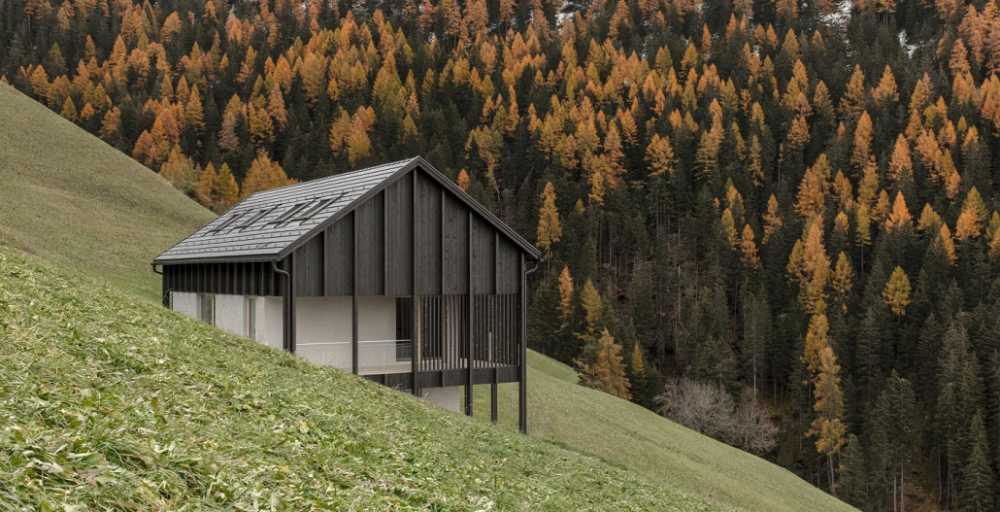 Abitazione in legno su un pendio