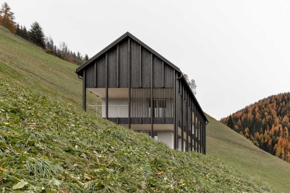 Abitazione in legno su un pendio