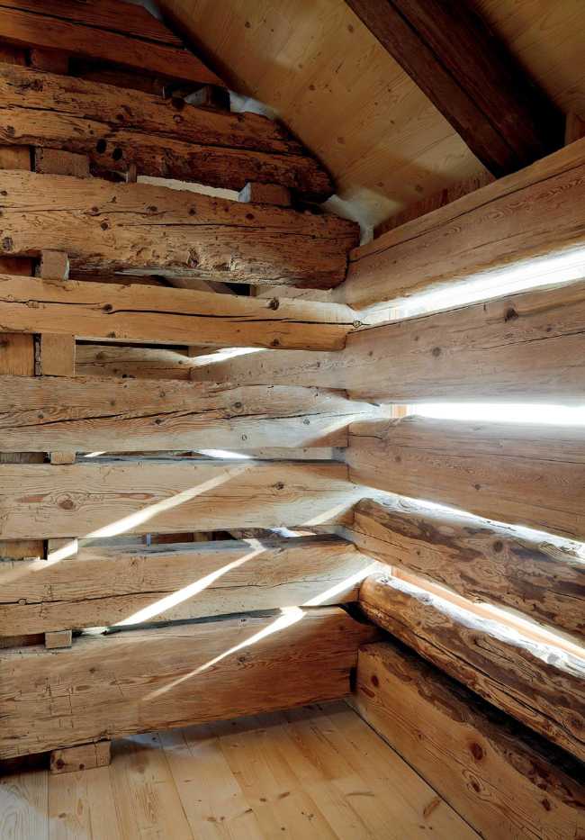 Küng House in the Austrian mountains. Knitted wooden walls
