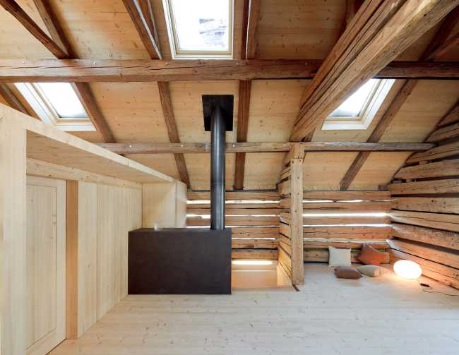 Küng House in the Austrian mountains. Knitted wooden walls