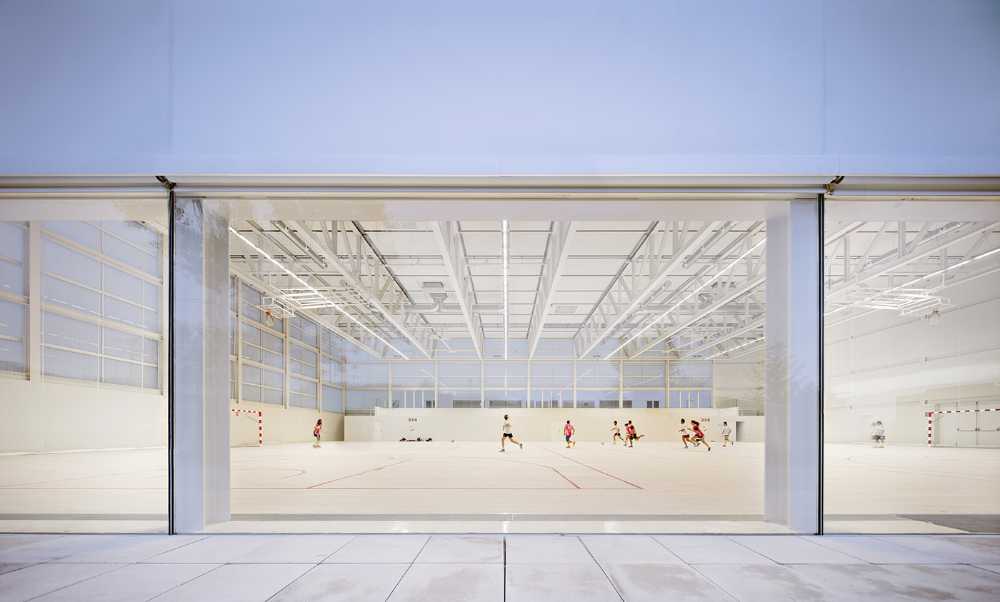 Pavillon sportif universitaire de Madrid : lumière et espace