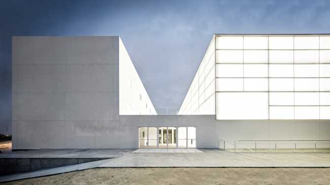 Pabellón polideportivo universitario de Madrid: luz y amplitud