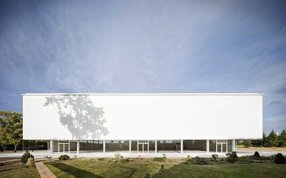 University sports pavilion in Madrid: light and spaciousness