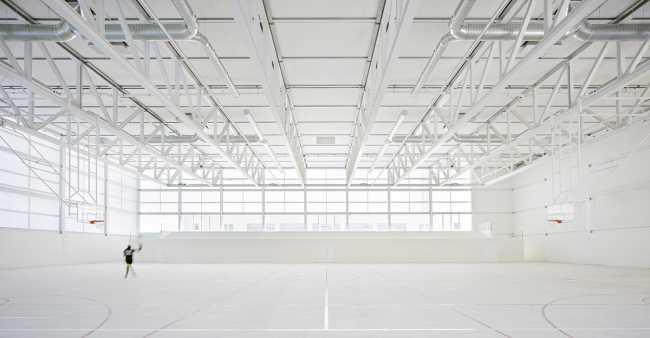 Pabellón polideportivo universitario de Madrid: luz y amplitud