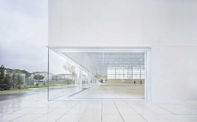 Pabellón polideportivo universitario de Madrid: luz y amplitud