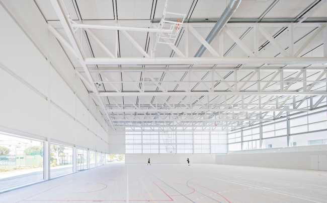 Pabellón polideportivo universitario de Madrid: luz y amplitud