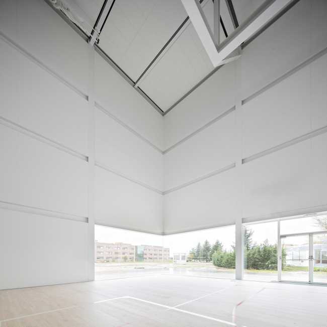 Pabellón polideportivo universitario de Madrid: luz y amplitud
