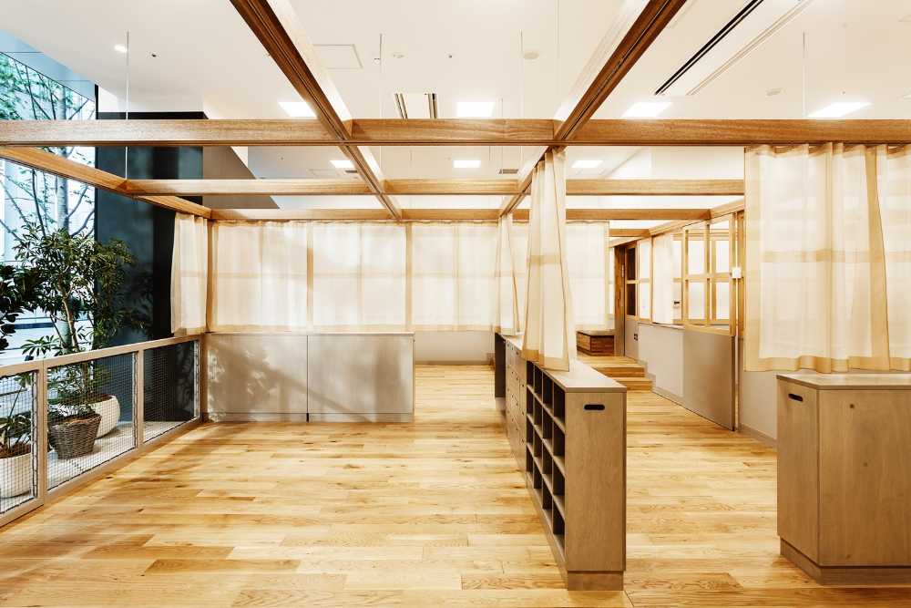 Guardería en la planta baja de un edificio de oficinas. Flexibilidad del espacio interior