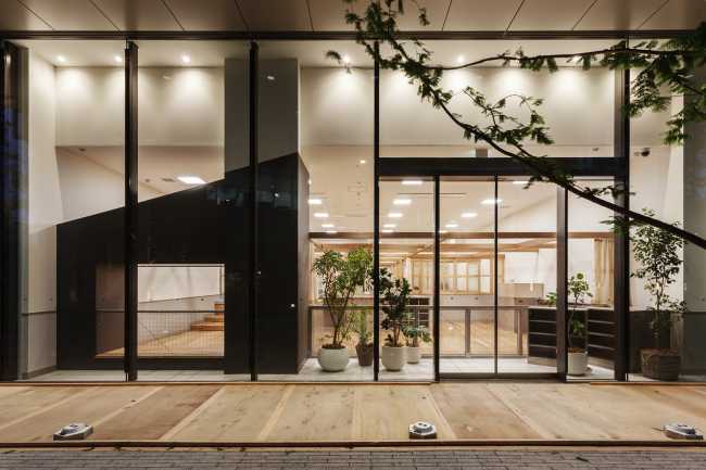 Guardería en la planta baja de un edificio de oficinas. Flexibilidad del espacio interior