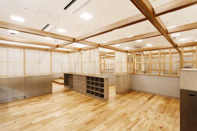 Guardería en la planta baja de un edificio de oficinas. Flexibilidad del espacio interior