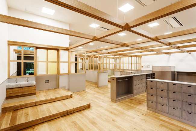 Guardería en la planta baja de un edificio de oficinas. Flexibilidad del espacio interior