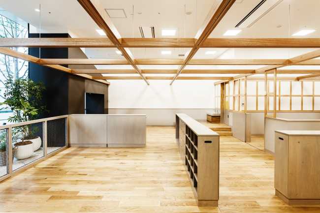 Guardería en la planta baja de un edificio de oficinas. Flexibilidad del espacio interior
