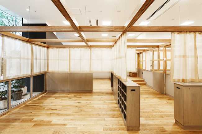 Guardería en la planta baja de un edificio de oficinas. Flexibilidad del espacio interior