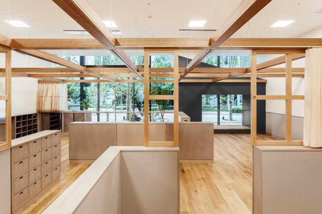 Guardería en la planta baja de un edificio de oficinas. Flexibilidad del espacio interior