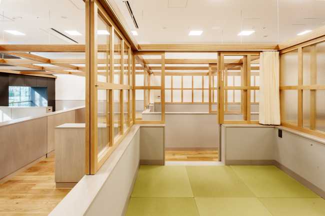 Guardería en la planta baja de un edificio de oficinas. Flexibilidad del espacio interior