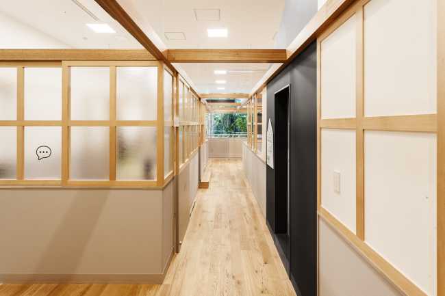 Guardería en la planta baja de un edificio de oficinas. Flexibilidad del espacio interior