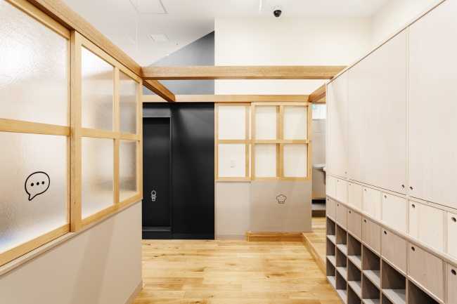 Guardería en la planta baja de un edificio de oficinas. Flexibilidad del espacio interior