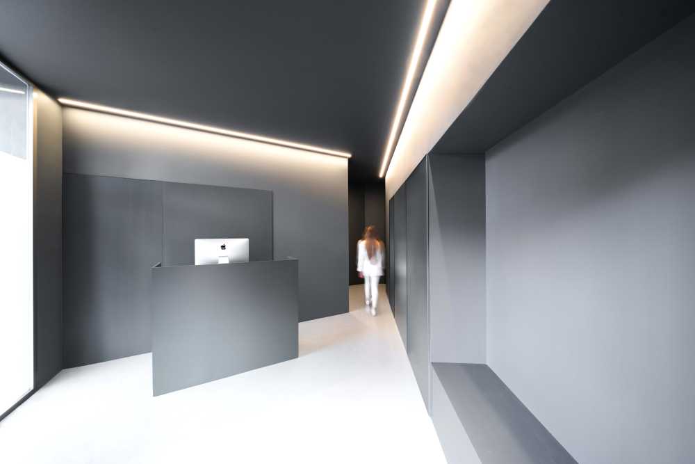 Dental clinic in the centre of Valencia. Dark grey interior