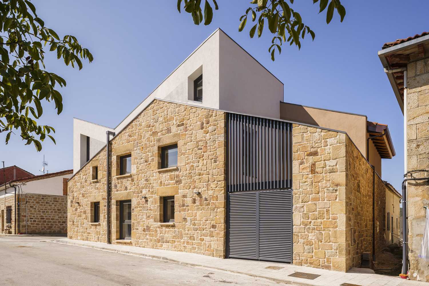 Piedra para los muros perimetrales de una casa en España. Diseño inspirado en el monumento natural local