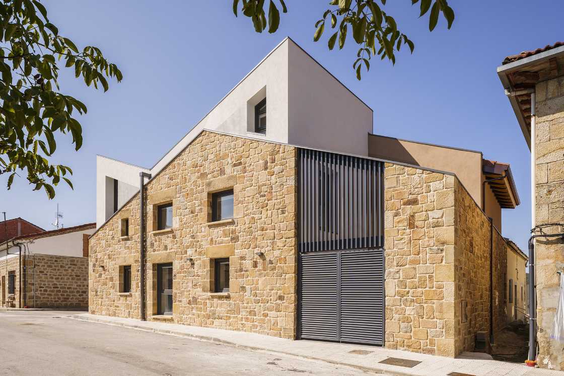 Stone for the perimeter walls of a house in Spain. The design is inspired by the local natural monument