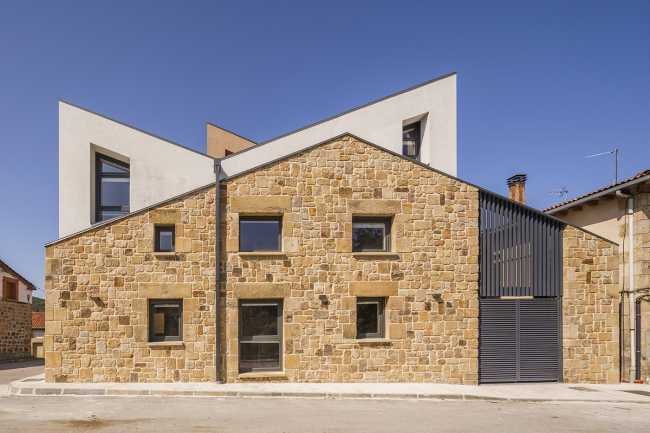 Piedra para los muros perimetrales de una casa en España. Diseño inspirado en el monumento natural local