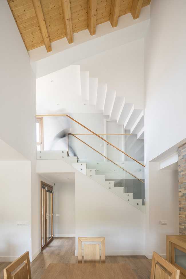 Piedra para los muros perimetrales de una casa en España. Diseño inspirado en el monumento natural local