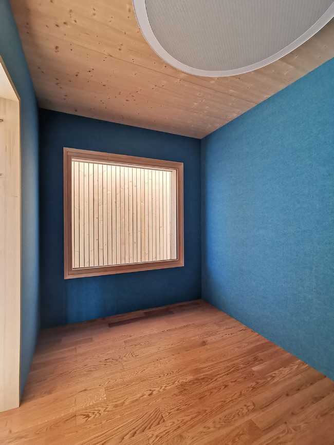 Interno in legno con parete colorata