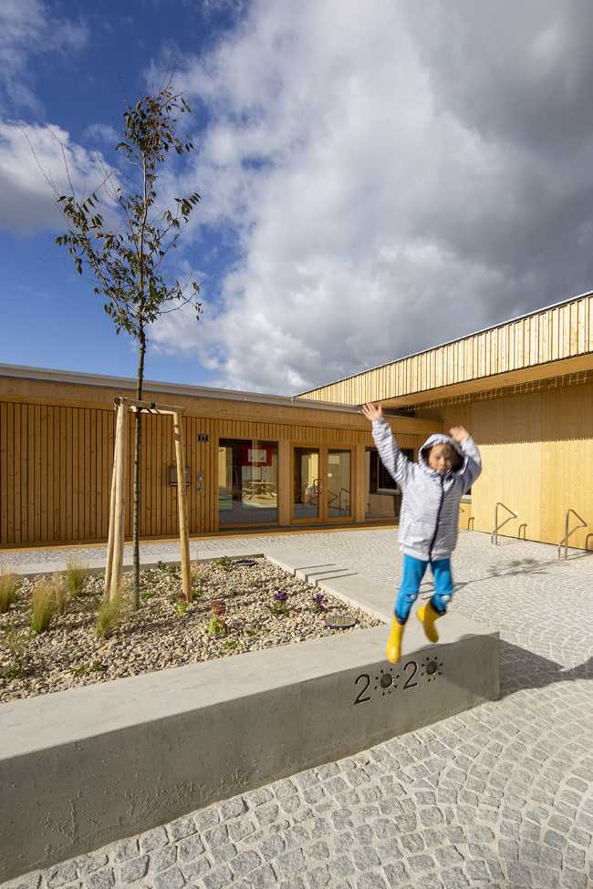 Edificio in legno ad L