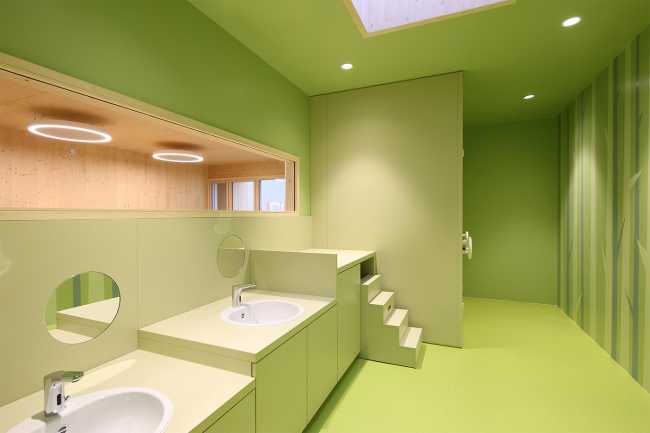 Interno bagno asilo verde