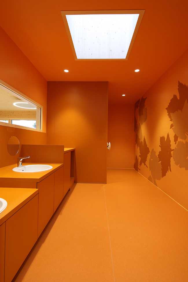 Interno bagno asilo arancione