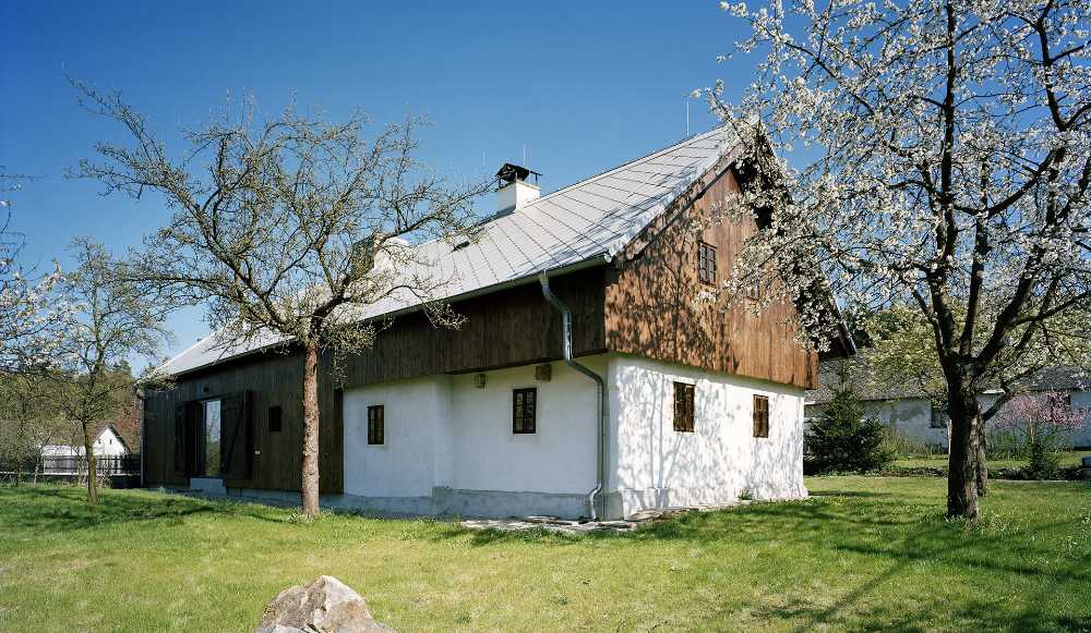 Country house with picturesque character. Renovation and new living spaces