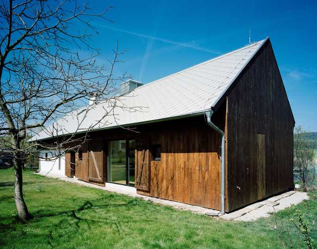 Country house with picturesque character. Renovation and new living spaces