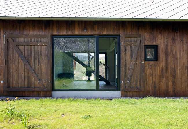 Country house with picturesque character. Renovation and new living spaces