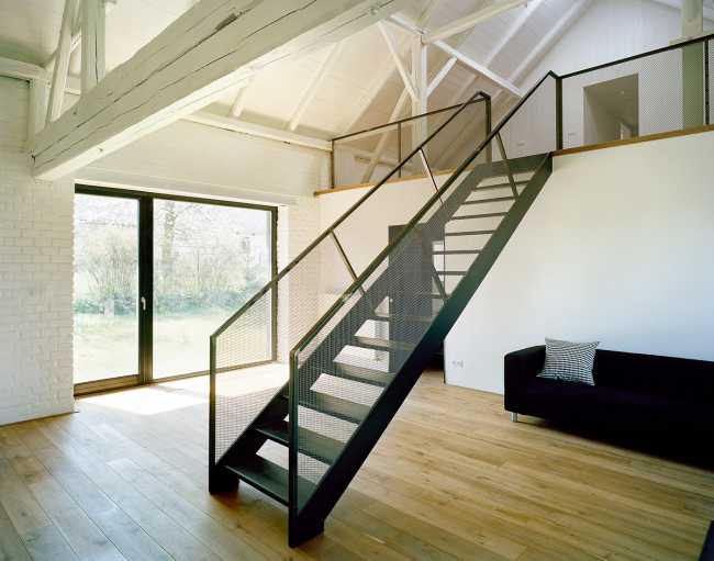 Country house with picturesque character. Renovation and new living spaces