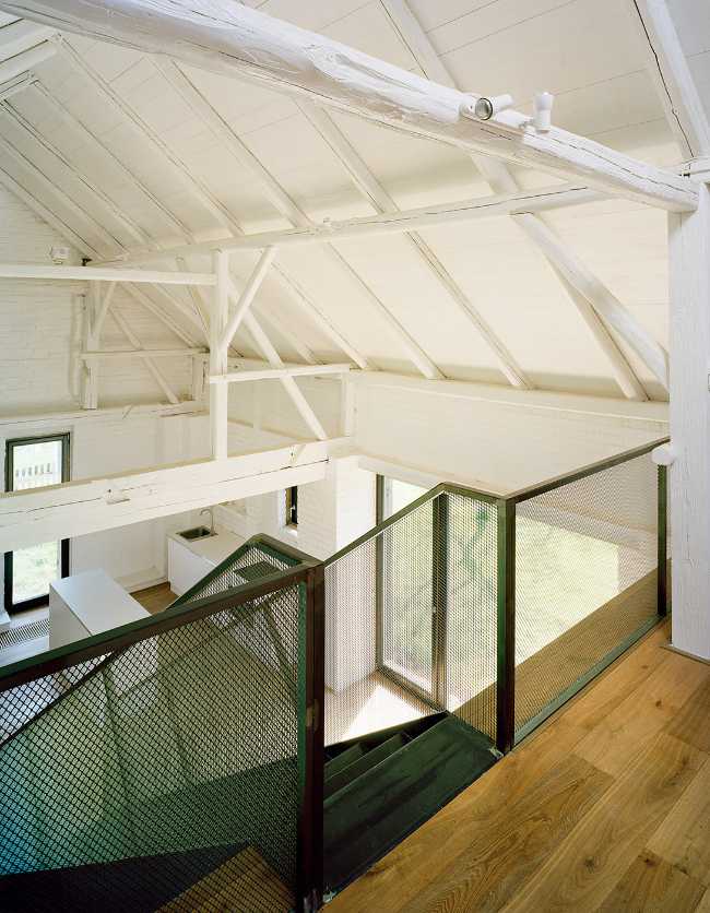 Country house with picturesque character. Renovation and new living spaces