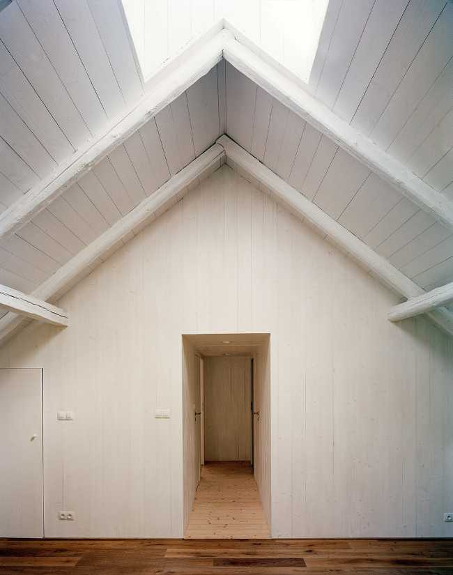 Country house with picturesque character. Renovation and new living spaces