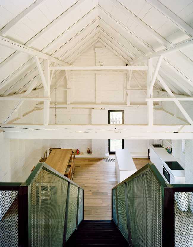 Country house with picturesque character. Renovation and new living spaces