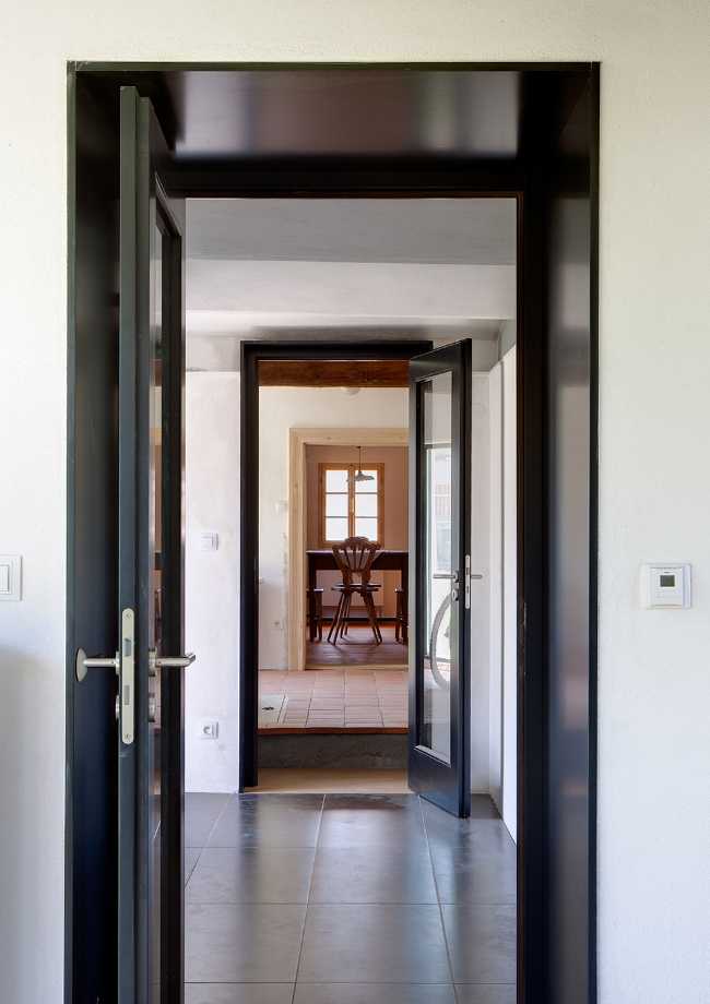 Country house with picturesque character. Renovation and new living spaces