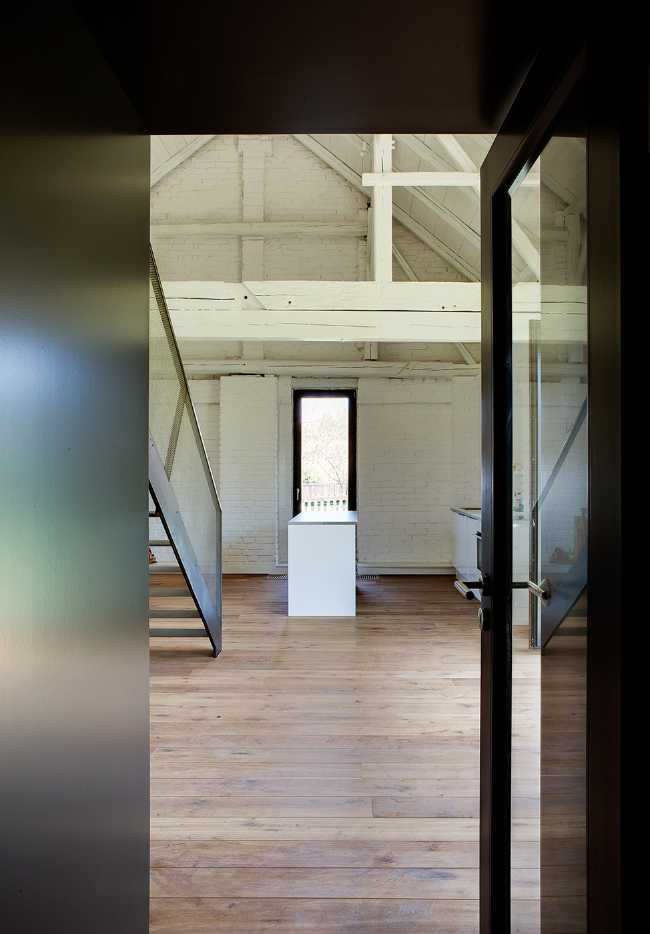 Country house with picturesque character. Renovation and new living spaces