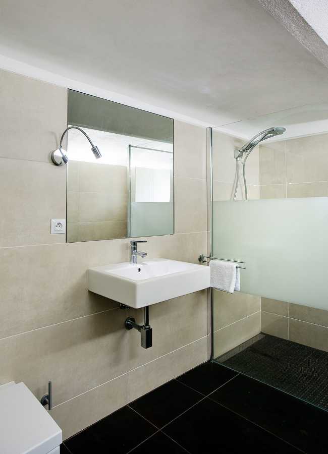 Country house with picturesque character. Renovation and new living spaces