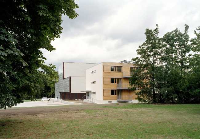 One cube, four facades. Warm, soft wood complements the white plaster façade