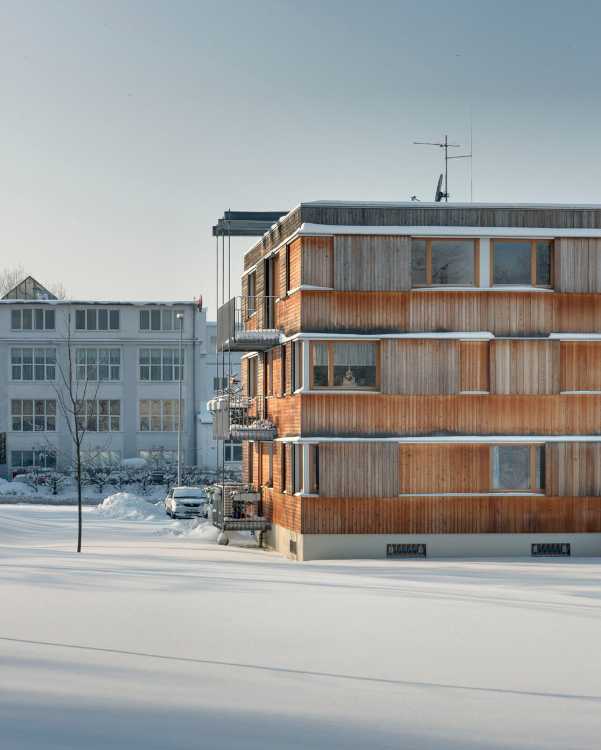 One cube, four facades. Warm, soft wood complements the white plaster façade