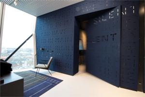 Glass door with invisible pivot hinge System M +